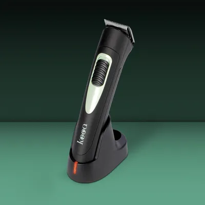 kooa. Schwarzer elektrischer Trimmer mit Ladestation, geeignet für präzises Schneiden. Sichtbares LED-Licht an der Basis. kooa. Schwarzer elektrischer Trimmer mit Ladestation, geeignet für präzises Schneiden. Sichtbares LED-Licht an der Basis.