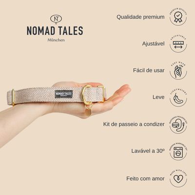 Coleira Nomad Tales München em tecido claro com argolas metálicas douradas, visível na mão. Texto: Qualidade premium, Ajustável, Fácil de usar, Leve, Kit de passeio a condizer, Lavável a 30º, Feito com amor.