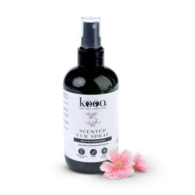 kooa Scented Fur Spray, geur Peach Blossom, met aloë vera en kamille-extract. Vegan, zonder dierproeven, hydraterend.
