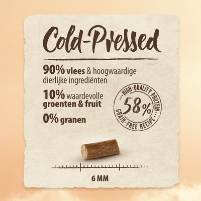 Cold-Pressed, 90% vlees & hoogwaardige dierlijke ingrediënten, 10% groenten & fruit, 0% granen, 58% high-quality protein grain-free recipe, brok van 6 mm zichtbaar.