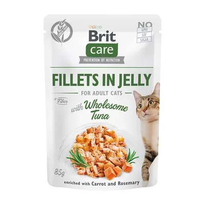 Brit Care FILLET IN JELLY for adult cats, with wholesome tuna, 85g, obohaceno o mrkev a rozmarýn, bez GMO, sóji a cukru. Obrázek porce filé a kočky.