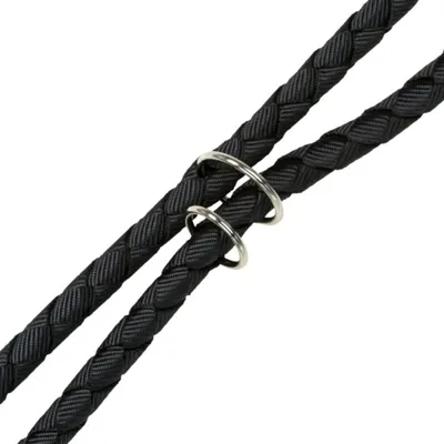 Zwarte gevlochten hondenriem van textiel met twee metalen ringen zichtbaar. Geen merknaam of extra tekst aanwezig.