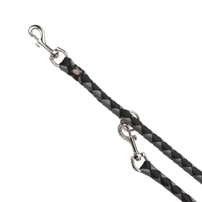 Laisse tressée noire et grise avec deux mousquetons métalliques et anneaux, étiquette visible avec la marque Karlie.