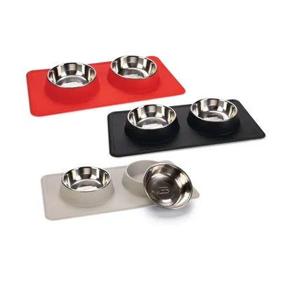 Doppelnapf-Set mit Edelstahl-Schüsseln und rutschfesten Silikonmatten in Rot, Schwarz und Weiss. Ideal für Futter und Wasser.