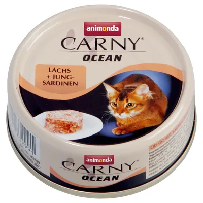 Lata de comida para gatos Animonda Carny Ocean, texto visible: 'Lachs + Jung-Sardinen', imagen de un gato y porción de alimento en plato. Envase metálico redondo.