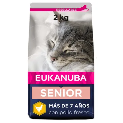 Embalagem de 2 kg de Eukanuba Senior para gatos, texto visível: 'Resealable', 'Senior', 'más de 7 años', 'con pollo fresco'. Imagem de um gato cinzento a dormir.