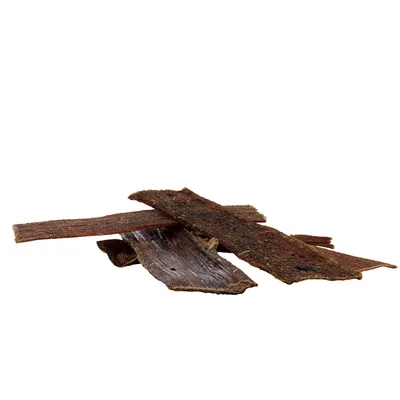 Strisce di carne essiccata, marroni e tagliate sottili, visibili senza confezione.