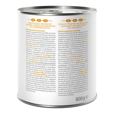 Conservă cu inscripția: carne proaspătă de pasăre și pui cu fructe de pădure, rădăcini și ierburi sălbatice. Rețetă 100% fără cereale. Hrană completă pentru câini seniori. Greutate netă: 800g.