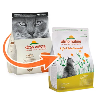 Změna obalu krmiva pro kočky almo nature s texty 'OWNED BY THE ANIMALS', 'Life Maintenance', 'WITH FRESH TURKEY', 'ADULT CAT', 2 kg, obrázek kočky a květin.