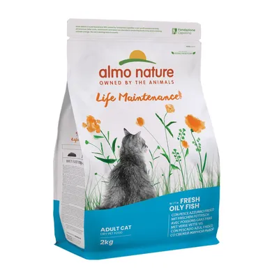 almo nature Life Maintenance Adult Cat Dry Pet Food, 2 kg, with Fresh Oily Fish. Billede af kat på posen. Tekst på engelsk og flere sprog synlig på emballagen.
