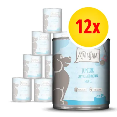 Confezione da 12 lattine MjAMjAM Junior Saftiges Huhnchen mit Ei, visibile scritta tedesca e icone ingredienti sulla confezione. Confezione da 12 lattine MjAMjAM Junior Saftiges Huhnchen mit Ei, visibile scritta tedesca e icone ingredienti sulla confezione.