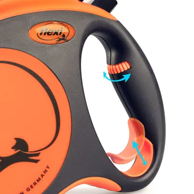 Poignée de laisse rétractable Flexi orange et noire avec bouton coulissant visible, flèches bleues indiquant le mouvement du mécanisme. Marquage 'Flexi' et silhouette de chien visibles.