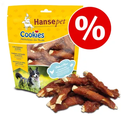 Hansepet Cookies Delikatessen für Hunde -koiranherkkupussi, näkyvissä kanafileellä ja seitäfileellä päällystettyjä purutikkuja, suuri punainen prosenttimerkki tarjouksen merkkinä.