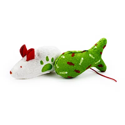 Deux jouets en peluche pour chat : une souris blanche avec oreilles rouges et empreinte verte, un poisson vert décoré d’arêtes et de poissons rouges.