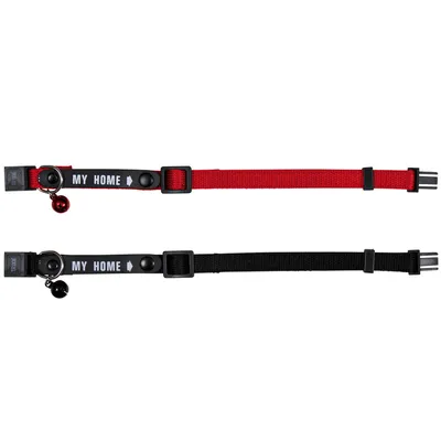 Zwei verstellbare Halsbänder in Rot und Schwarz mit Aufschrift 'MY HOME' und Glöckchen. Marke: Trixie. Zwei verstellbare Halsbänder in Rot und Schwarz mit Aufschrift 'MY HOME' und Glöckchen. Marke: Trixie.