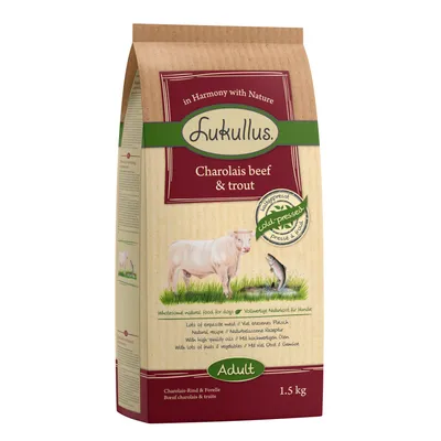 Saco de pienso Lukullus Charolais beef & trout, 1,5 kg. Texto visible: in Harmony with Nature, Cold-Pressed, Adult. Imagen de vaca y trucha en el envase.