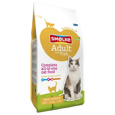 Sac de croquettes SMØLKE Adult with Fish, Complete all-in-one cat food, daily balance, 2 kg. Texte en anglais sur l’emballage : unique protein profile, hairball control, urinary tract health.