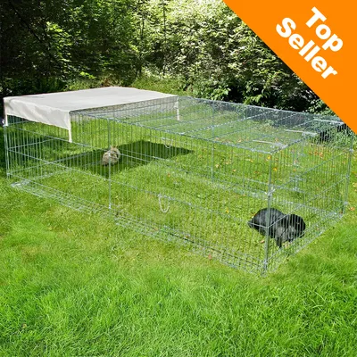 Groot metalen buitenren met wit afdekzeil, twee konijnen zichtbaar binnenin. Oranje hoeklabel met witte tekst: Top Seller. Groot metalen buitenren met wit afdekzeil, twee konijnen zichtbaar binnenin. Oranje hoeklabel met witte tekst: Top Seller.