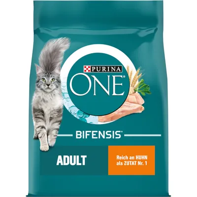 Pachet hrană pentru pisici Purina ONE Bifensis Adult, text vizibil: ADULT, Reich an HUHN als ZUTAT Nr. 1, imagine cu pisică și ingrediente pe ambalaj.