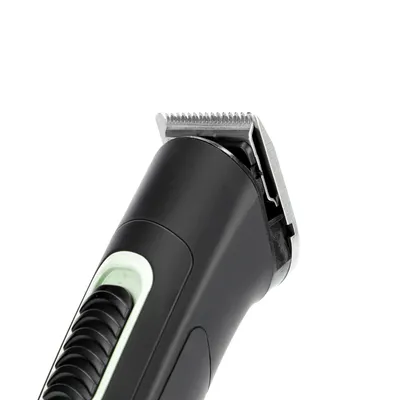 Zwarte trimmer met zilveren mes en ergonomisch handvat, geschikt voor nauwkeurig knippen.