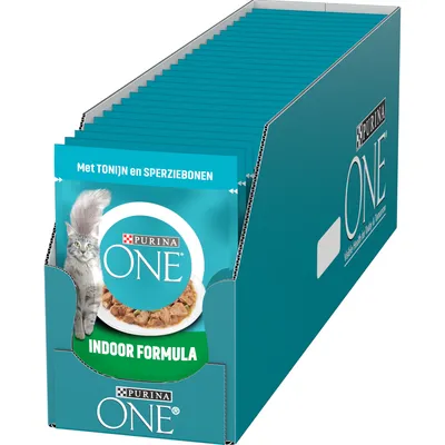 Purina ONE Indoor Formula kattenvoer, met tonijn en sperziebonen. Verpakking toont meerdere portiezakjes in een doos.