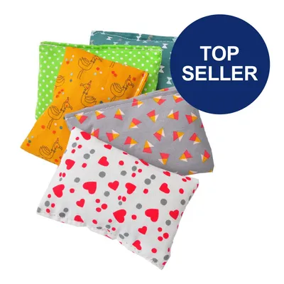 Vier bunte Kissen mit Mustern: Herzen, Dreiecke, Hühner und Punkte. Blauer Kreis mit Text 'Top Seller'.