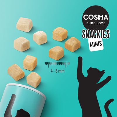 Cosma Snackies Minis, cubos de snack para gatos com tamanho indicado de 4–6 mm. Embalagem visível com silhueta de gato preto e texto: Cosma Pure Love Snackies Minis.