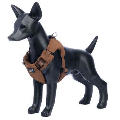 Psí model s hnědým postrojem, viditelný štítek: rukka pets. Nastavitelné popruhy a kovový kroužek na zádech.