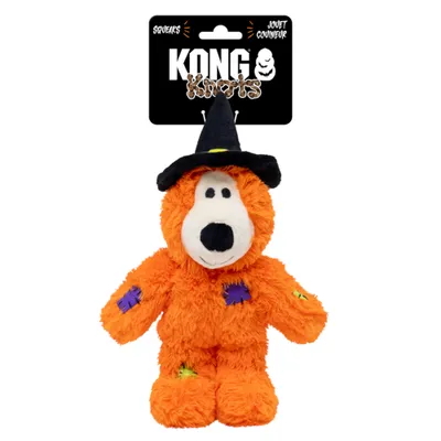 KONG Knots peluche arancione con cappello da strega, funzione squeak, cuciture visibili. La confezione mostra il logo KONG Knots e un motivo di Halloween.