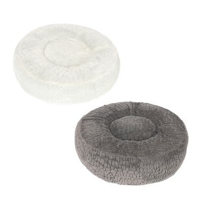Weisses, rundes Plüschbett mit drei abgestuften Ringen, geeignet als Schlafplatz oder Liegefläche.