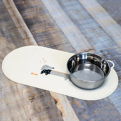 Futtermatte mit Dackel-Design und Edelstahlnapf, ideal für saubere Fütterungsbereiche.