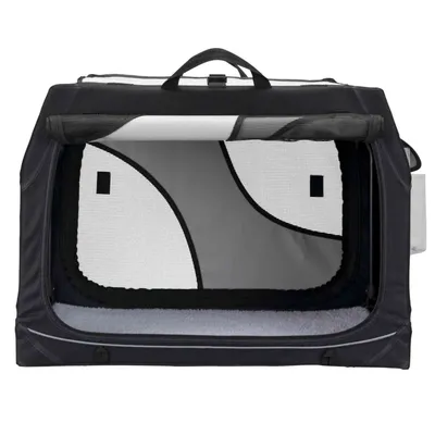 Transportbox van zwarte stof met netramen, handgreep bovenop en gevoerde binnenkant. Voorkant open voor gemakkelijke toegang.