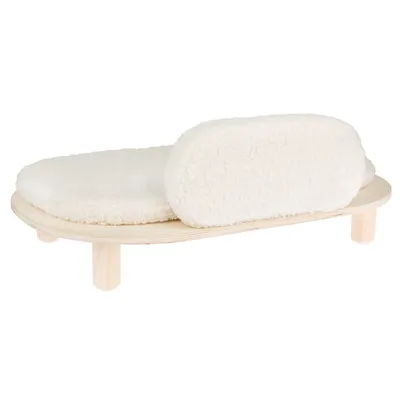 Mała drewniana sofa z białą, puszystą poduszką i oparciem. Odpowiednia jako mebel dla zwierząt domowych.