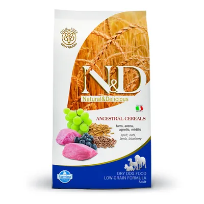 Hrană uscată pentru câini Farmina N&D Natural & Delicious Ancestral Cereals, ingrediente vizibile: struguri, afine, carne de miel, cereale. Text: OGM FREE, LOW GRAIN, Adult.