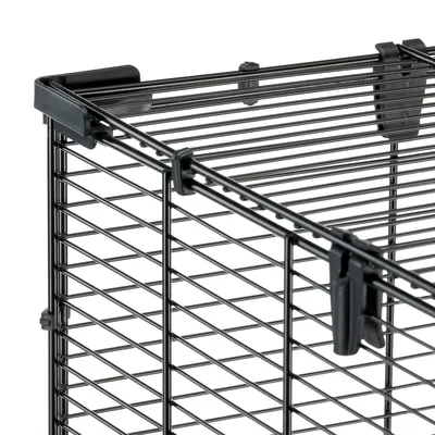 Vue détaillée d'une cage grillagée en métal noir avec clips en plastique robustes pour une fixation sécurisée.