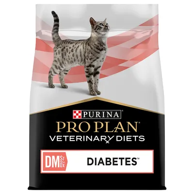 Sac de croquettes pour chat Purina Pro Plan Veterinary Diets DM St/Ox Diabetes, avec un chat tigré debout et le texte DIABETES visible sur l’emballage.