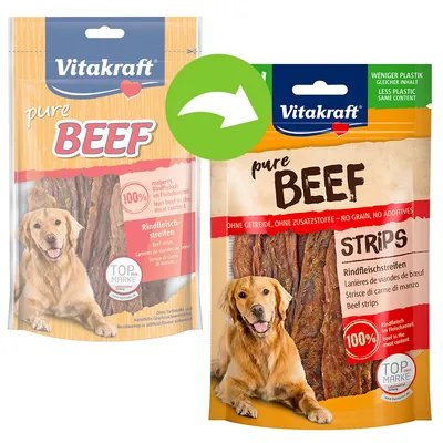 Dva pakiranja Vitakraft pure BEEF strips, vidljive oznake: 100 % Rindfleischstreifen, TOP MARKE, manje plastike ista količina, bez žitarica i aditiva. Slika psa na oba pakiranja.