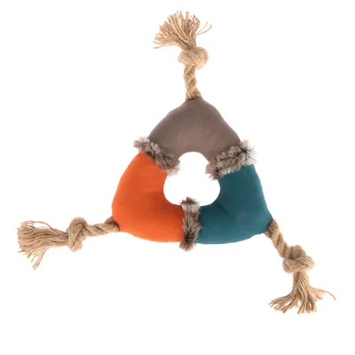 Jouet pour chien en forme de triangle, composé de tissu orange, bleu et marron avec bords en fausse fourrure et trois cordes tressées à chaque angle.