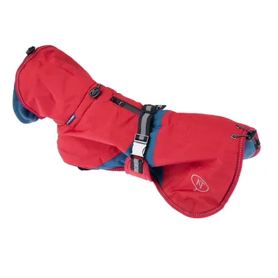 Manteau pour chien rouge et bleu avec capuche, sangles réglables et boucle de fermeture visibles, logo brodé sur le côté arrière.