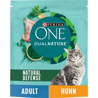 Purina ONE DualNature Natural Defense Adult Huhn. Verpackung mit Bild von grauer Katze, Hühnerfleisch und Spirulina. Für erwachsene Katzen. Purina ONE DualNature Natural Defense Adult Huhn. Verpackung mit Bild von grauer Katze, Hühnerfleisch und Spirulina. Für erwachsene Katzen.