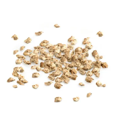Kuivatut ruskeat ruokapalat valkoisella taustalla, mahdollisesti esitetty lemmikkiruoaksi tai välipalaksi.