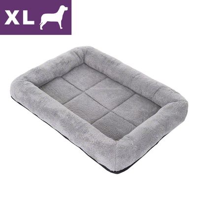 Harmaa suorakulmainen pehmustettu lemmikkialusta, koko XL näkyy vasemmassa yläkulmassa valkoisella tekstillä ja koiran siluetilla violetilla pohjalla.