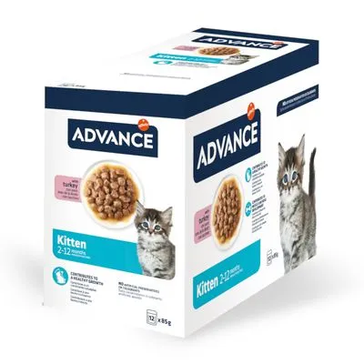 ADVANCE Kitten 2–12 maanden natvoer met kalkoen, afbeelding van brokjes in saus en kitten op de verpakking. Inhoud: 12 x 85g. Geen kunstmatige conserveermiddelen.