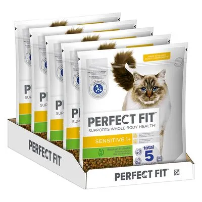Perfect Fit Sensitive 1+ kattenvoer, zichtbare tekst: 'Supports whole body health', 'total 5', afbeelding van kat op verpakking, multipack in kartonnen display.