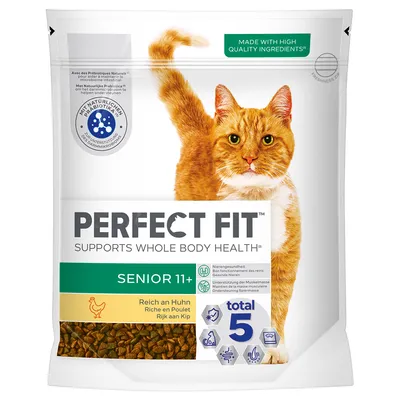 Sachet de croquettes Perfect Fit Senior 11+ pour chat, riche en poulet, mentions visibles : supports whole body health, total 5, made with high quality ingredients, prébiotiques naturels. Sachet de croquettes Perfect Fit Senior 11+ pour chat, riche en poulet, mentions visibles : supports whole body health, total 5, made with high quality ingredients, prébiotiques naturels.
