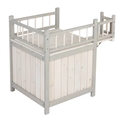 Houten huis met twee verdiepingen en reling, lichtgrijs gelakt. Geschikt voor huisdieren of als decoratief meubelstuk.