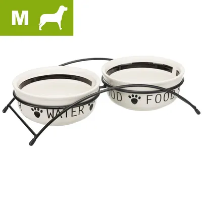 Dwie ceramiczne miski na stojaku z napisami WATER i FOOD, rozmiar M dla psa widoczny w lewym górnym rogu. Stojak wykonany z metalu. Dwie ceramiczne miski na stojaku z napisami WATER i FOOD, rozmiar M dla psa widoczny w lewym górnym rogu. Stojak wykonany z metalu.