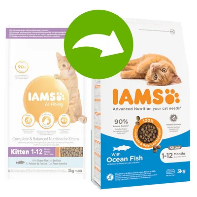 Dvě balení IAMS pro koťata 1–12 měsíců, s texty „90 % Animal Protein“, „With Ocean Fish“, „3 kg“, obrázky koček a granulek, zelená šipka mezi obaly.