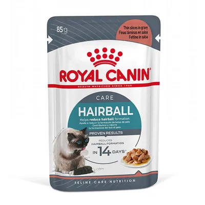 Royal Canin Care Hairball, sachet 85 g pour chat. Texte visible : Helps reduce hairball formation, reduces hairball formation in 14 days, fines lamelles en sauce. Image d’un chat et de la nourriture.