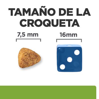 Comparación del tamaño de las croquetas: croqueta con un diámetro de 7,5 mm junto a un cubo con una longitud de lado de 16 mm.